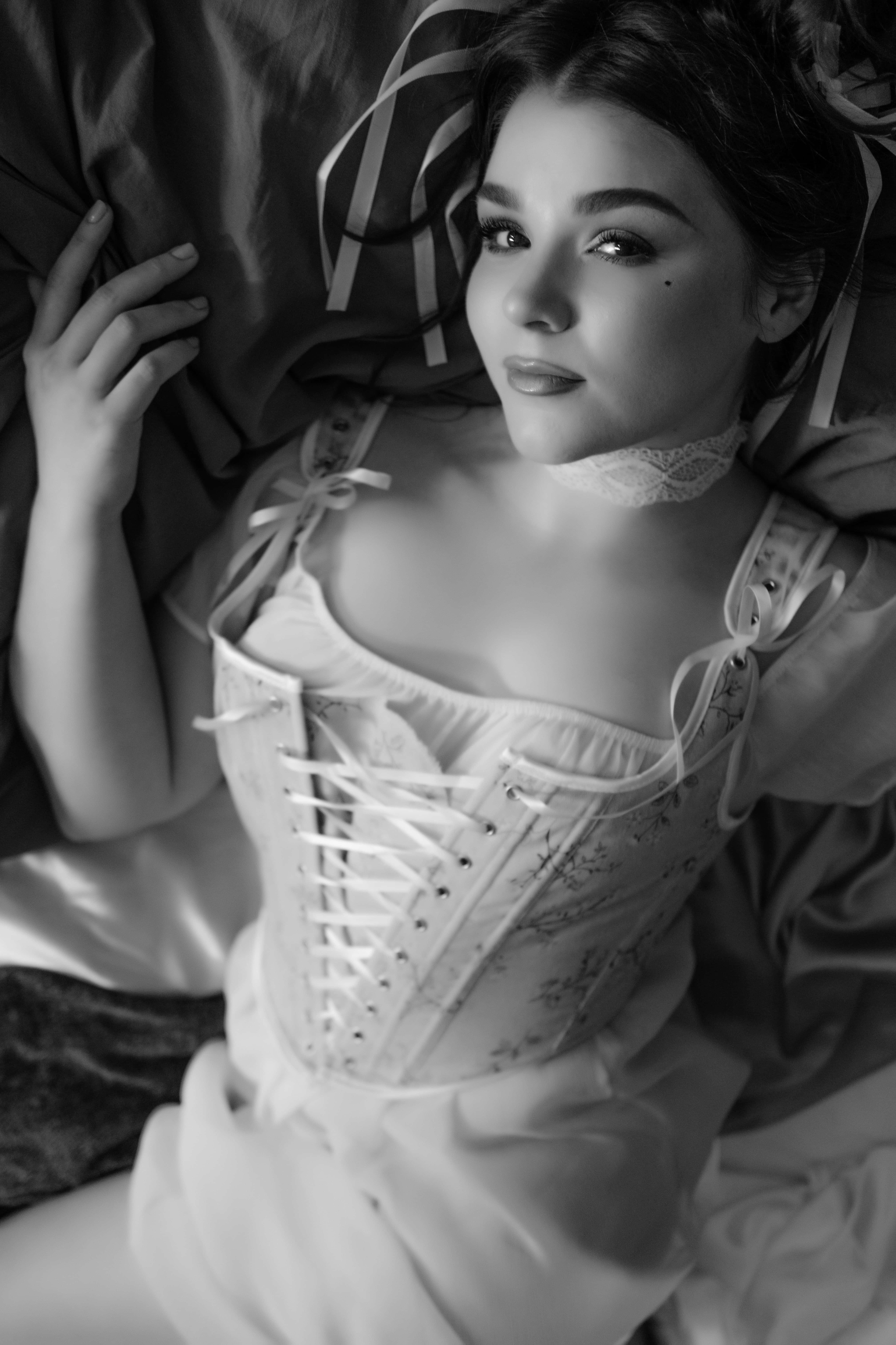 boudoir lingerie pittsburgh boudoir photographer. woman in vintage lingerie posing.